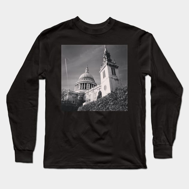 St Paul's Cathedral in shades of gray Long Sleeve T-Shirt by fantastic-designs